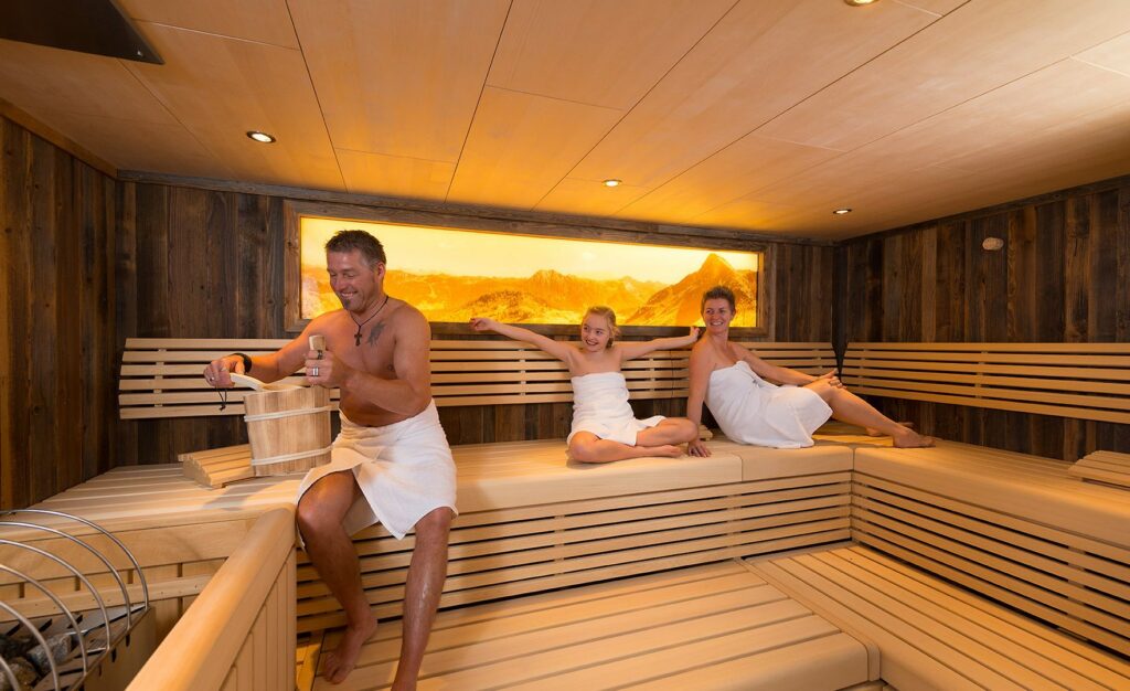 Eine Familie in der Sauna