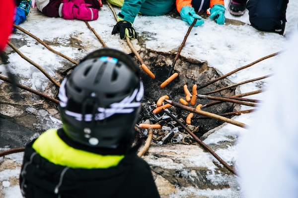 Kinder bei grillen an einer Feuerstelle