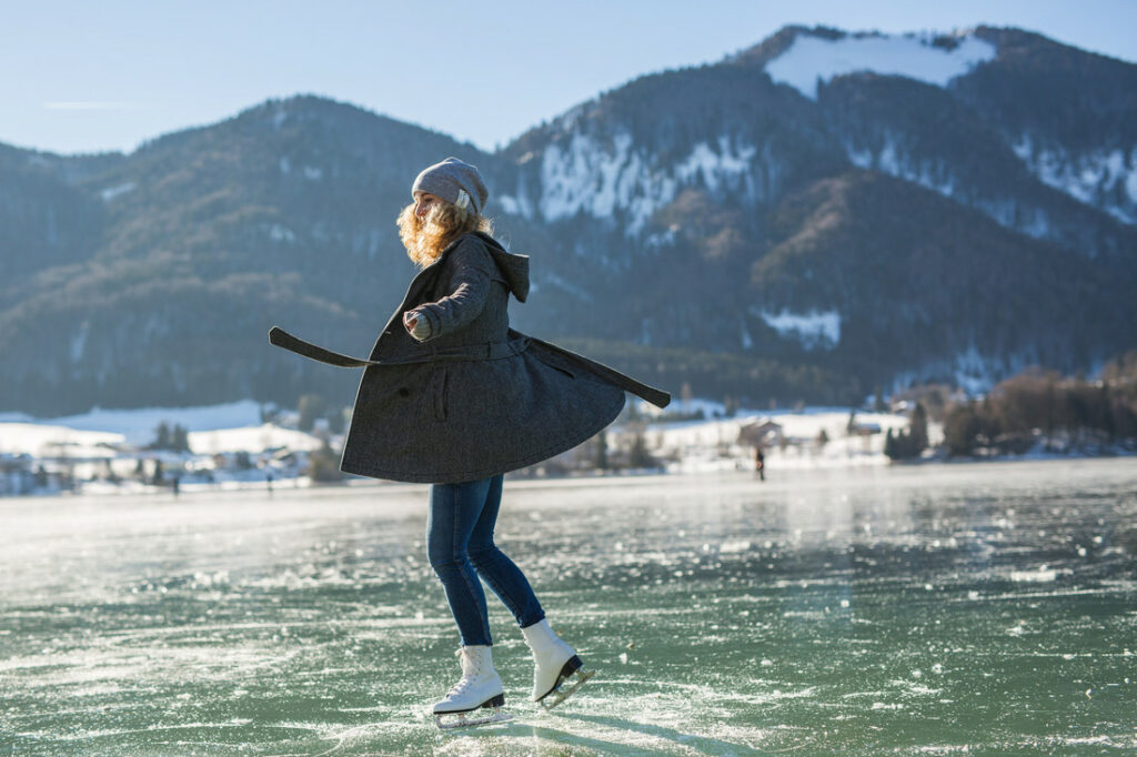Eisläuferin auf einem zugefrohrenem See.